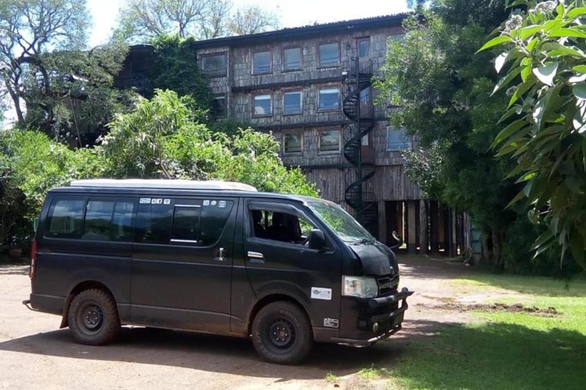 una furgoneta negra aparcada davant d'un edifici