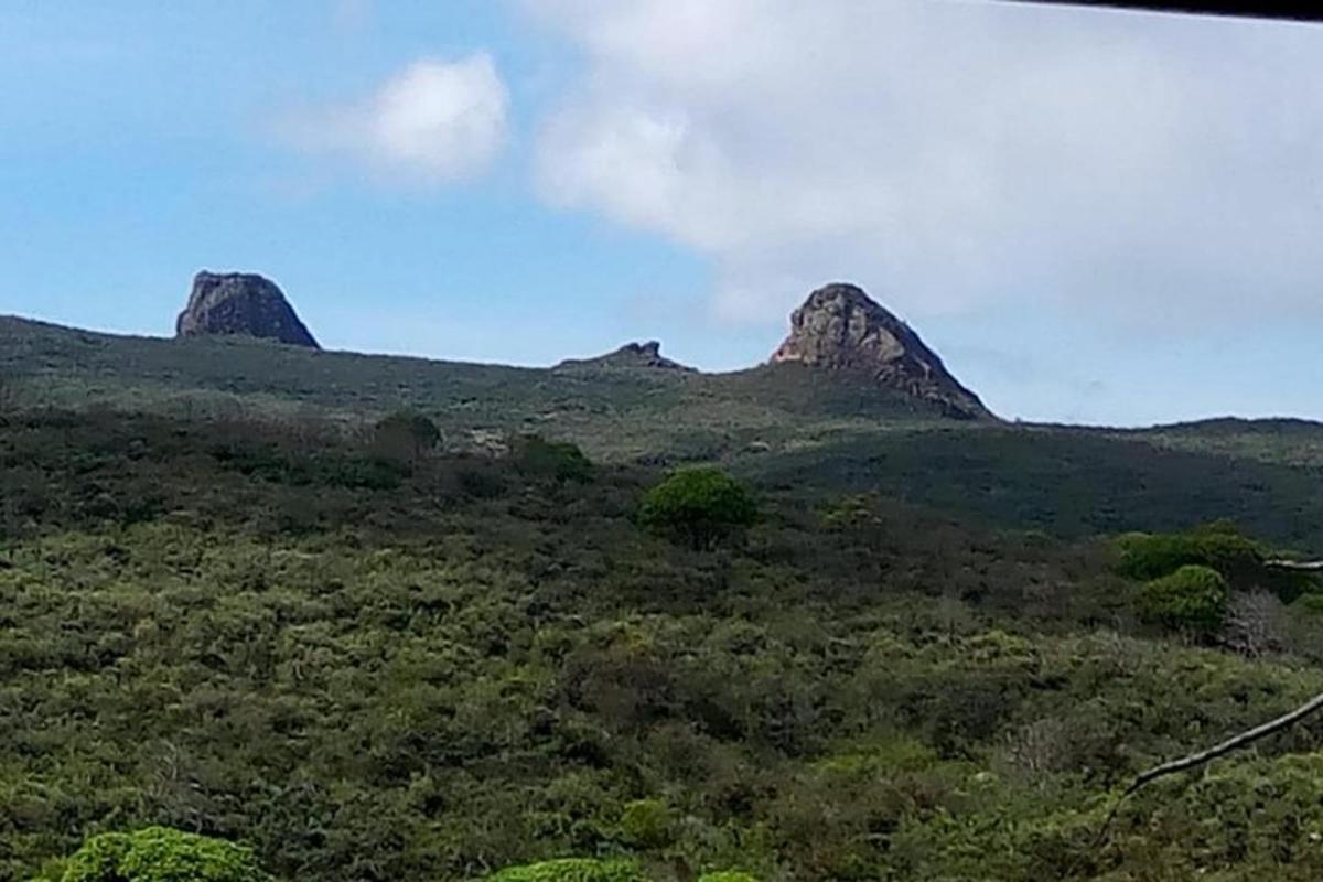 dues grans roques al cim d'un turó verd