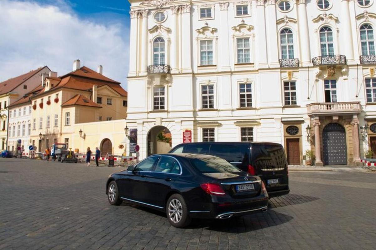 un'auto nera parcheggiata davanti a un edificio