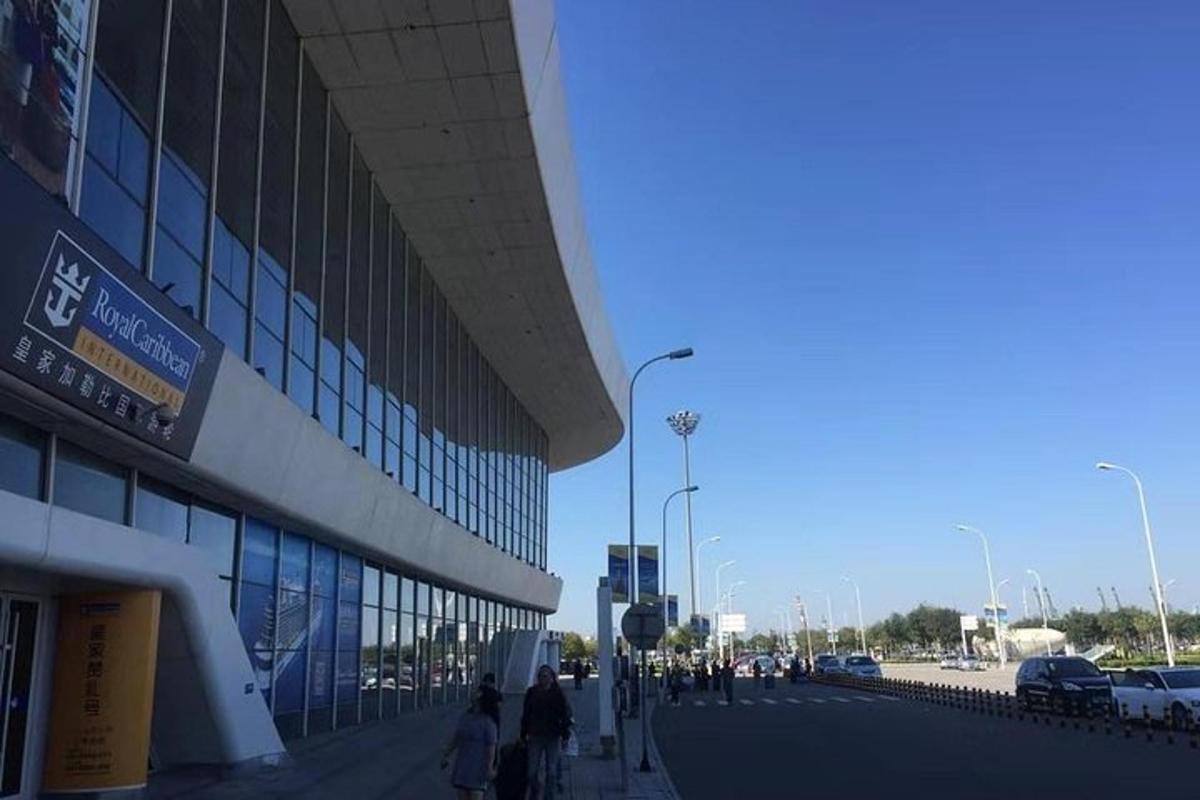 一群人站在建筑物外面