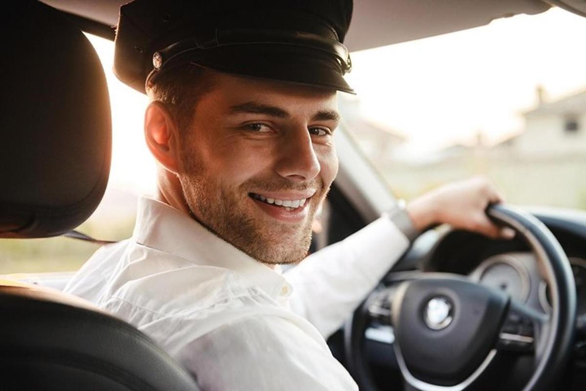 ein Mann lächelt beim Autofahren