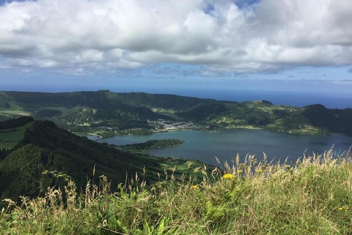 una vista di uno specchio d'acqua da una collina