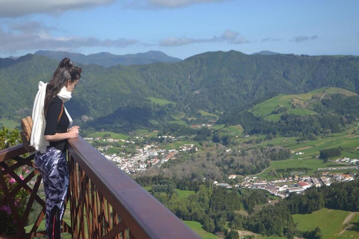 una donna in piedi sul bordo di un balcone che si affaccia su una valle