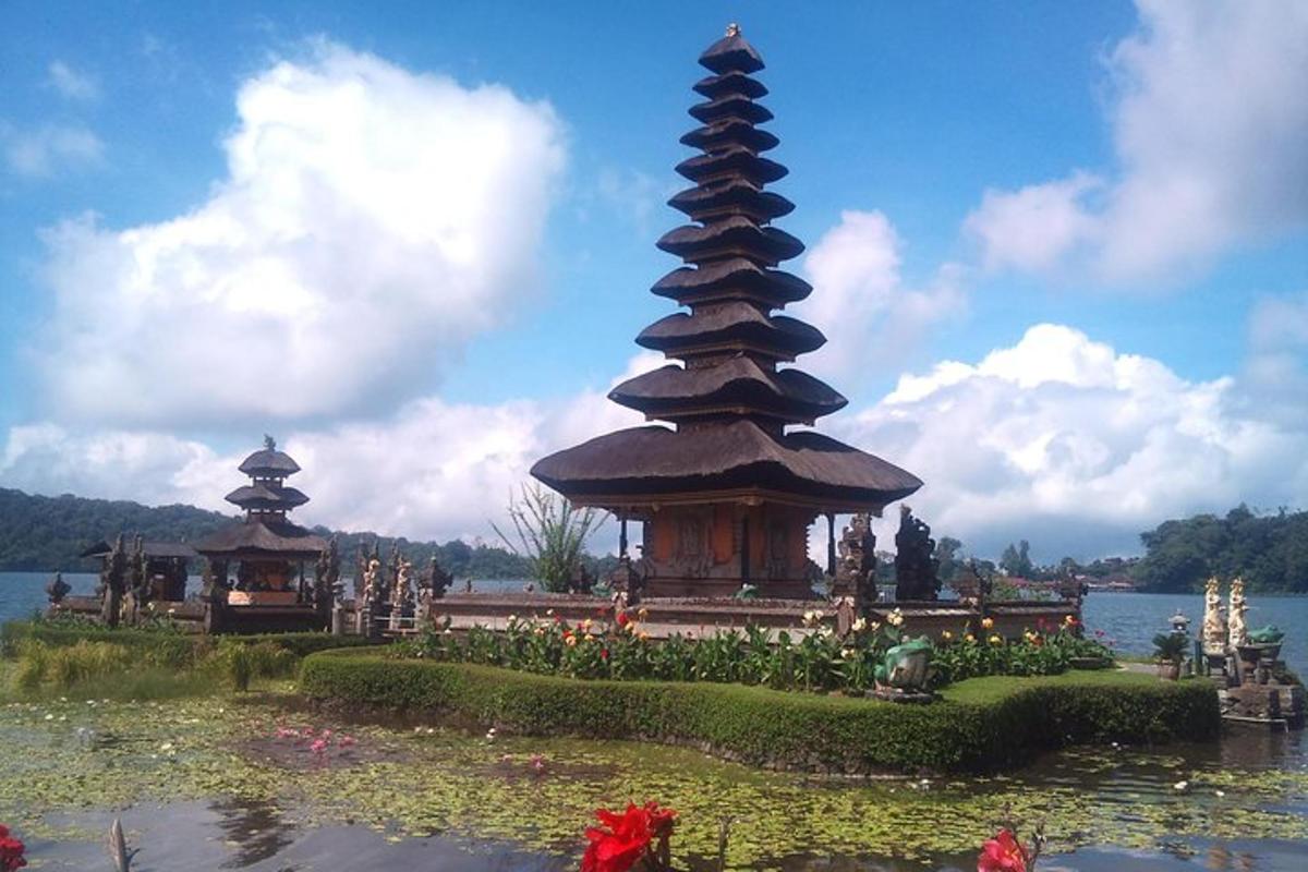 una pagoda al mig d'una massa d'aigua