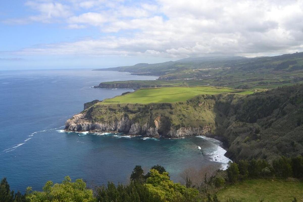 zračni pogled na igrišče za golf in ocean