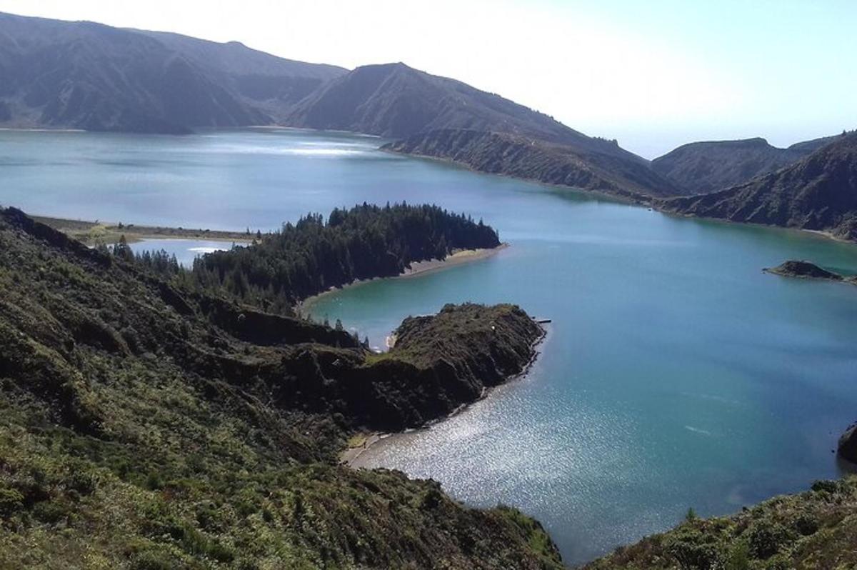 una vista aerea di un lago in montagna