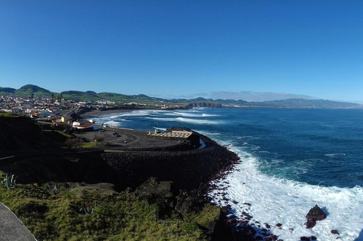 una vista della riva di una spiaggia con l'oceano