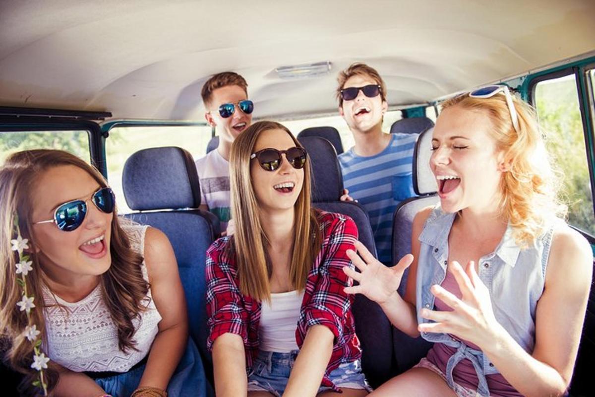 um grupo de pessoas sentadas na parte de trás de uma van