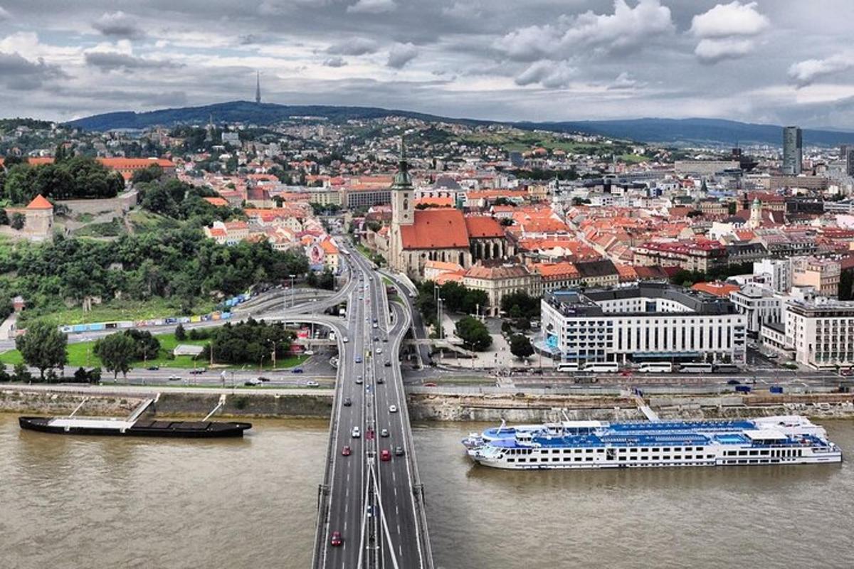 město s mostem přes řeku s dopravou