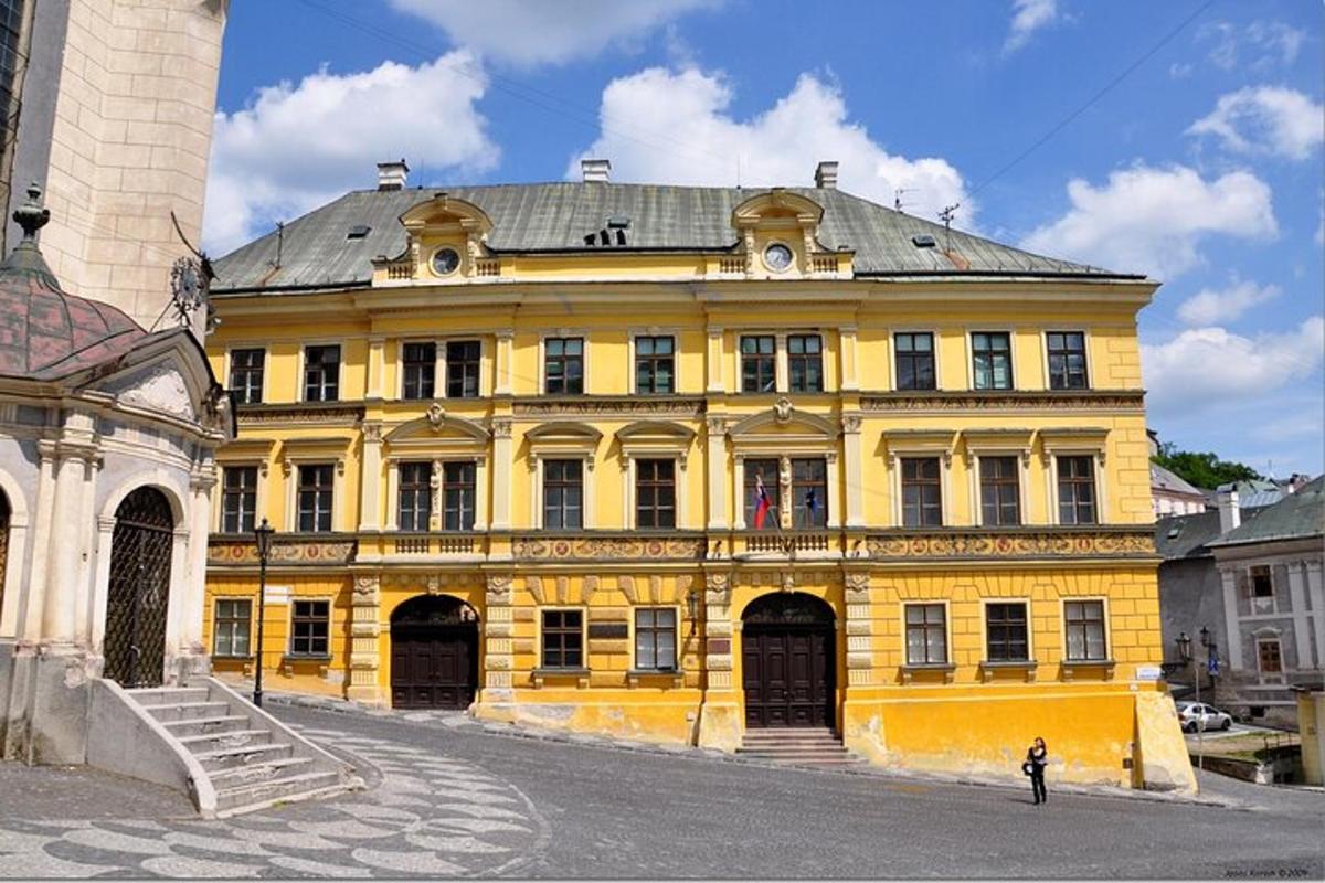 velká žlutá budova s osobou stojící před ní