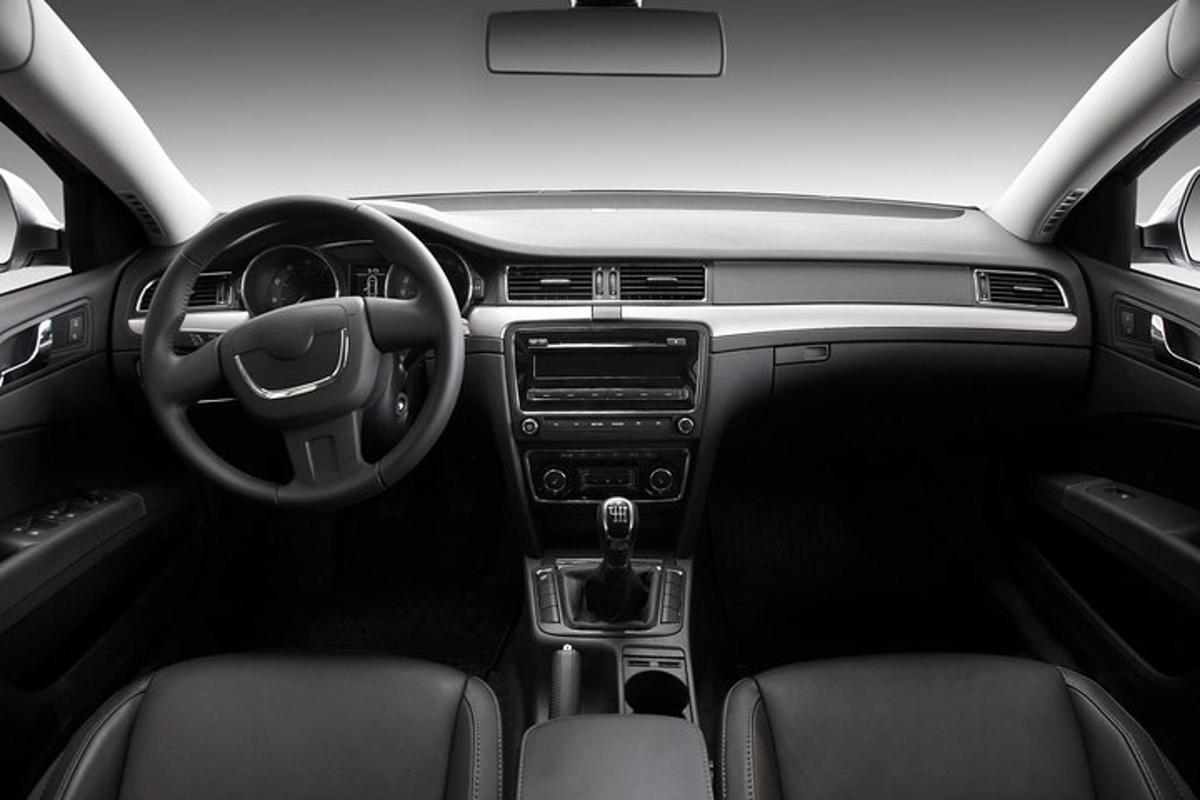 una vista del cruscotto di un'auto