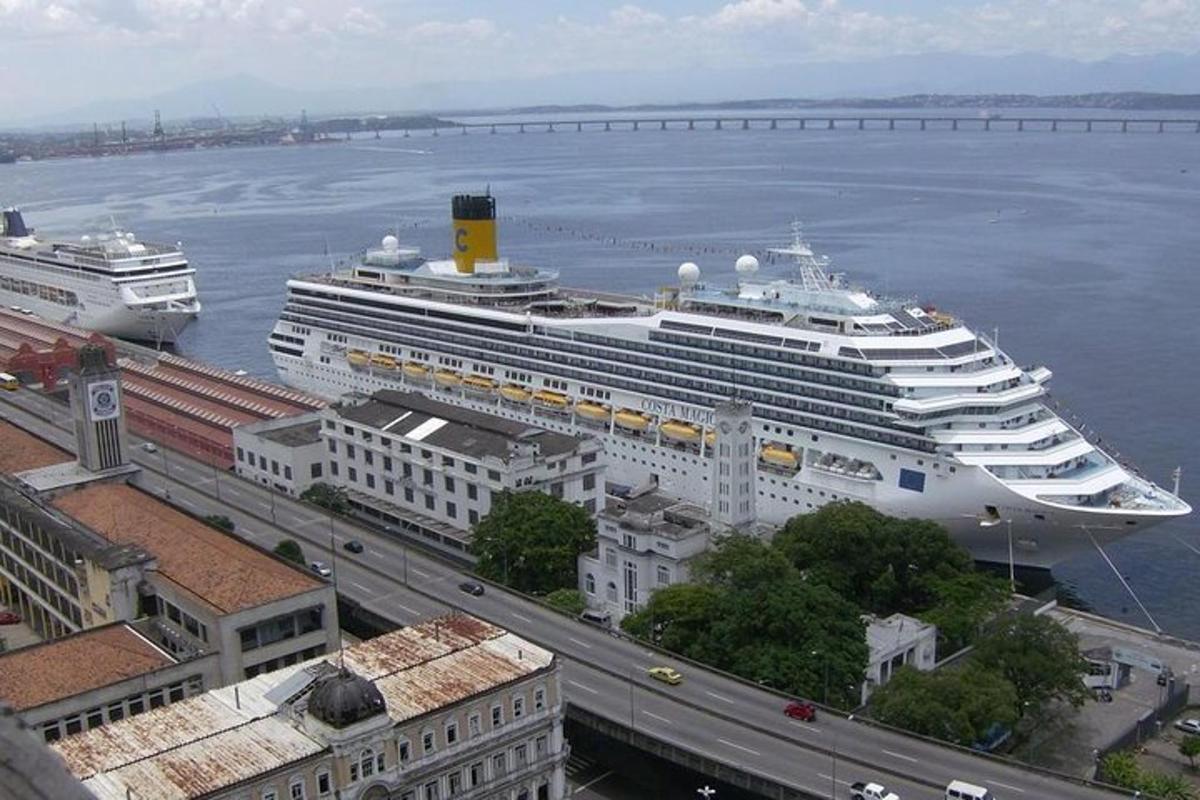 et cruiseskip ligger til kai i vannet