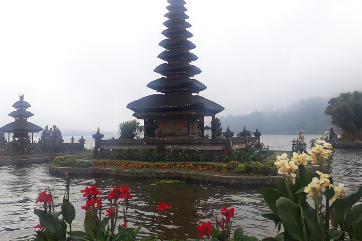 một ngôi chùa ở giữa một cái ao có hoa