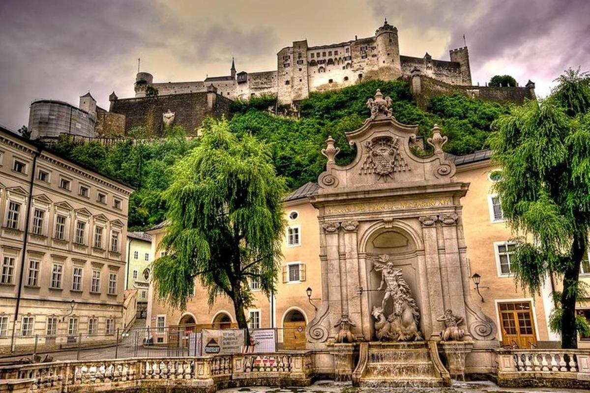 um edifício com um castelo no topo de uma colina