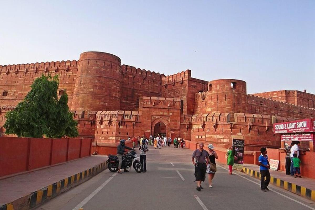 un gruppo di persone che camminano davanti a un castello