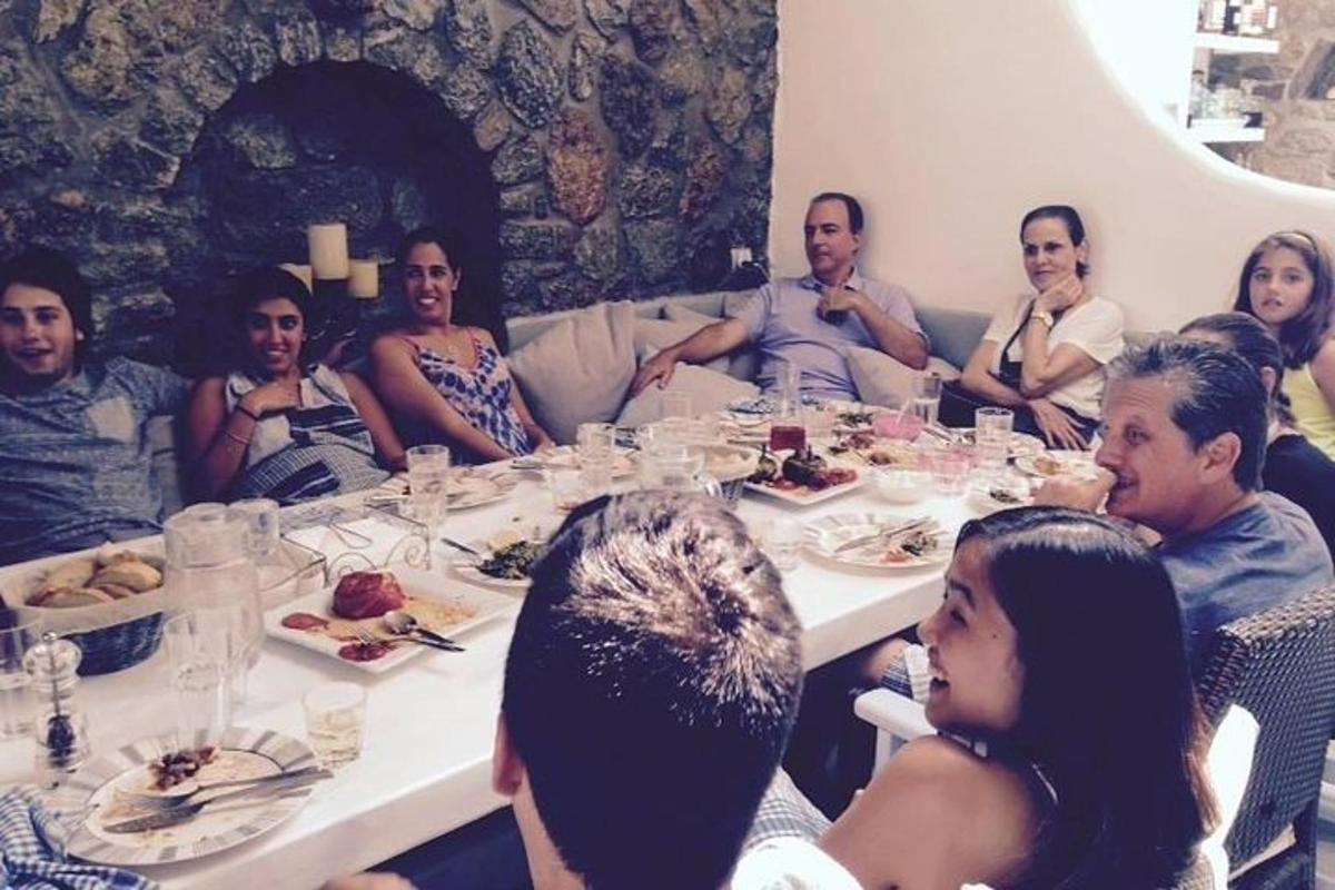 um grupo de pessoas sentadas ao redor de uma mesa comendo