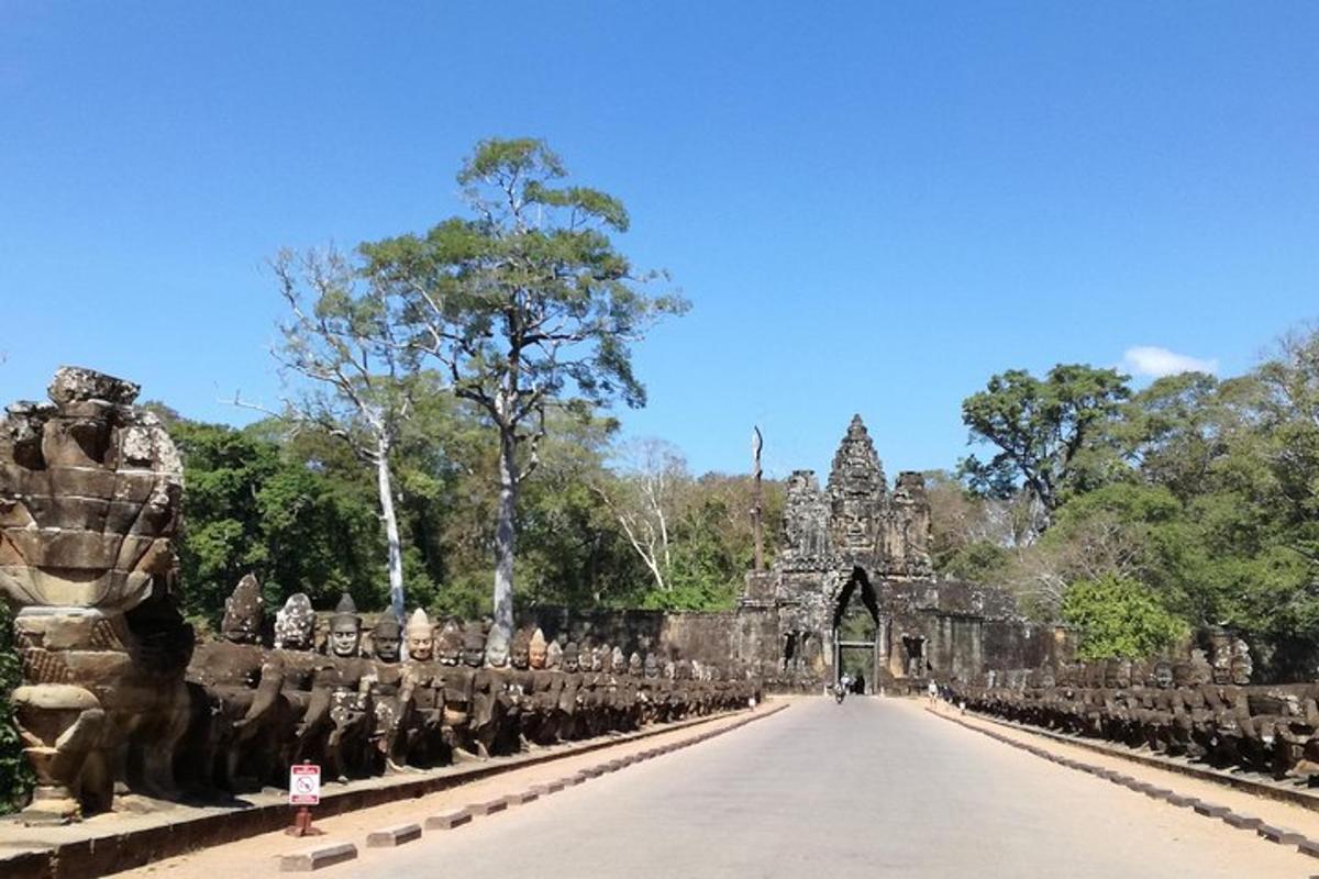 một con đường trước một ngôi đền