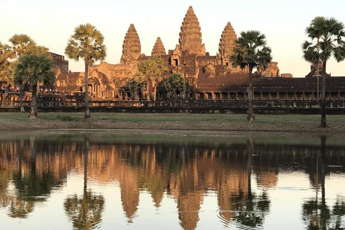 sự phản chiếu của một ngôi đền trong một vùng nước
