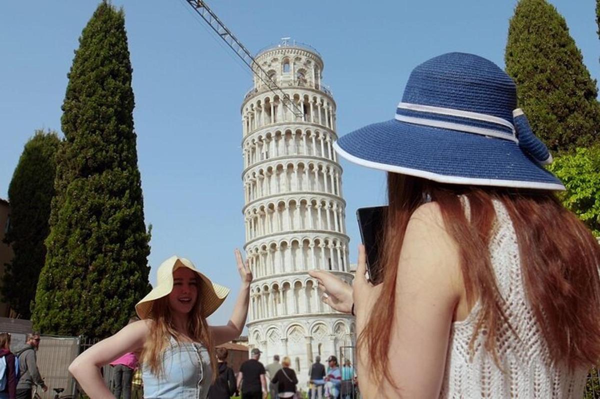 Una mujer con sombrero parada frente a la torre inclinada
