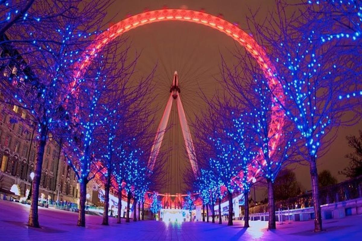Pohled na London Eye osvětlené vánočními světly
