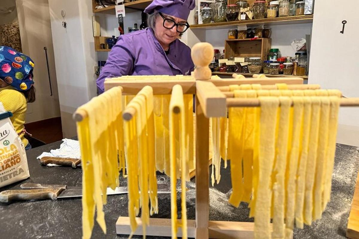 una donna che lavora su un pezzo di legno con vernice gialla