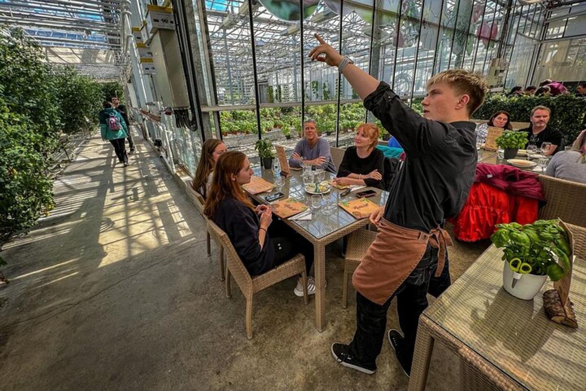 mladý chlapec stojící u stolu v restauraci