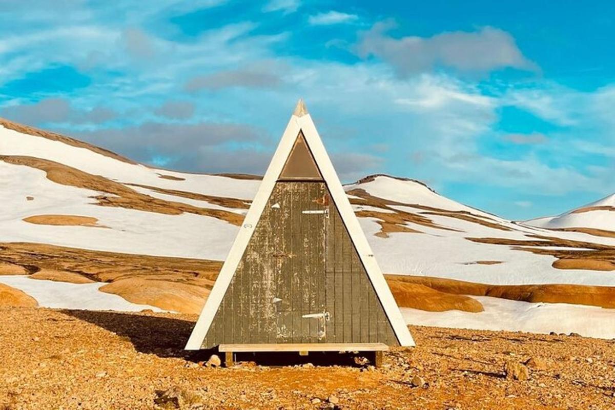 una piramide in mezzo a un deserto innevato