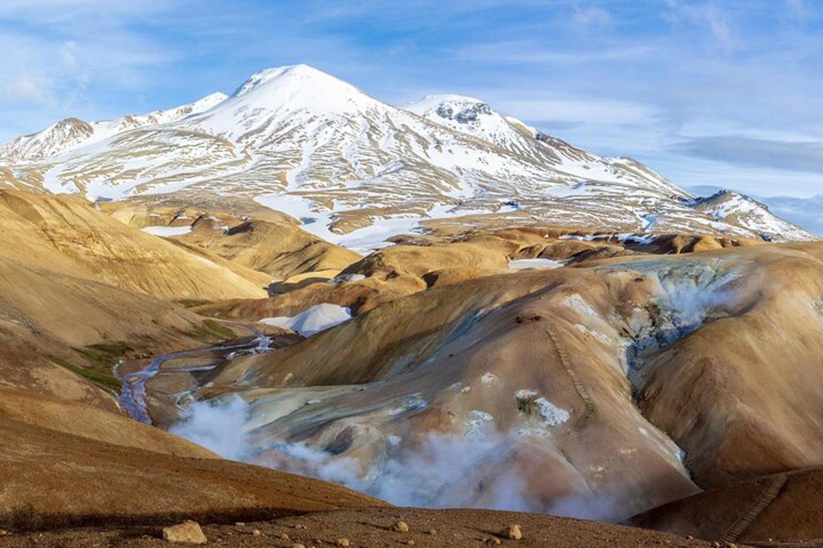 gunung dengan salji di atasnya