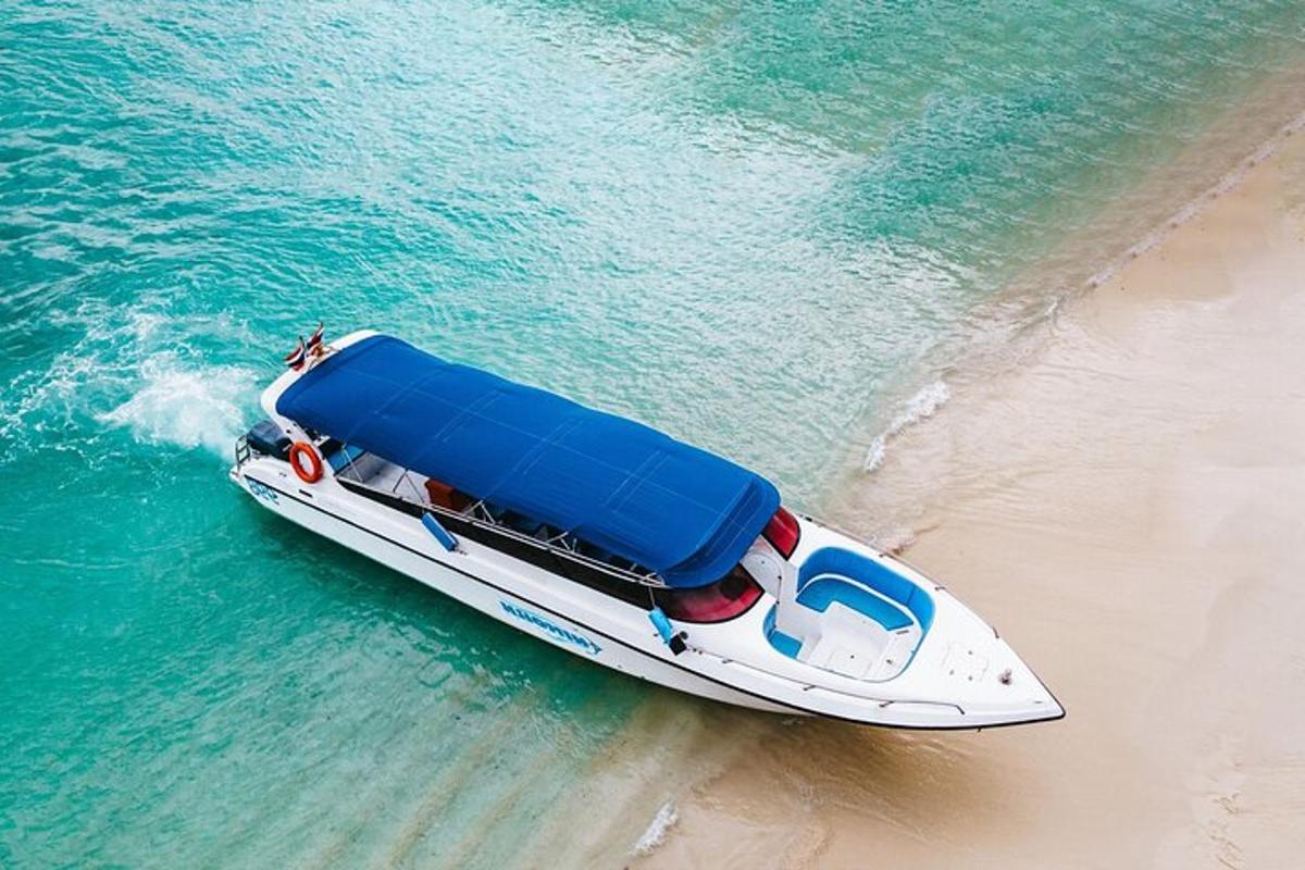 um barco parado na praia ao lado da água