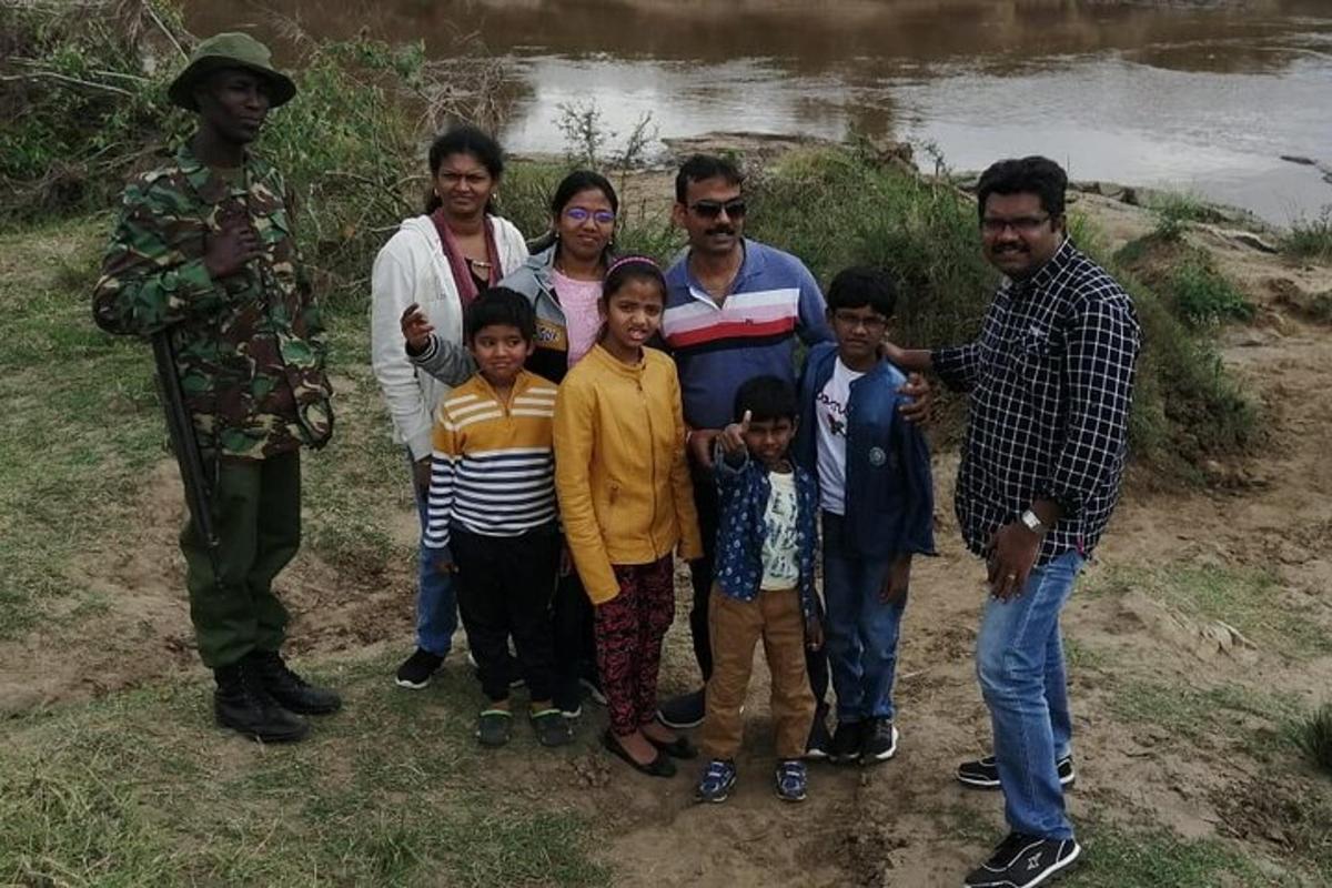 Un grupo de personas posando para una foto junto a un río.