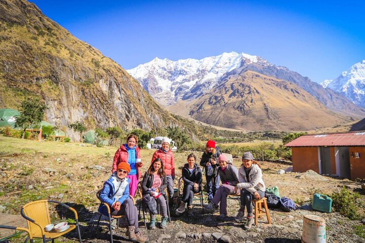 un gruppo di persone in posa per una foto con le montagne sullo sfondo