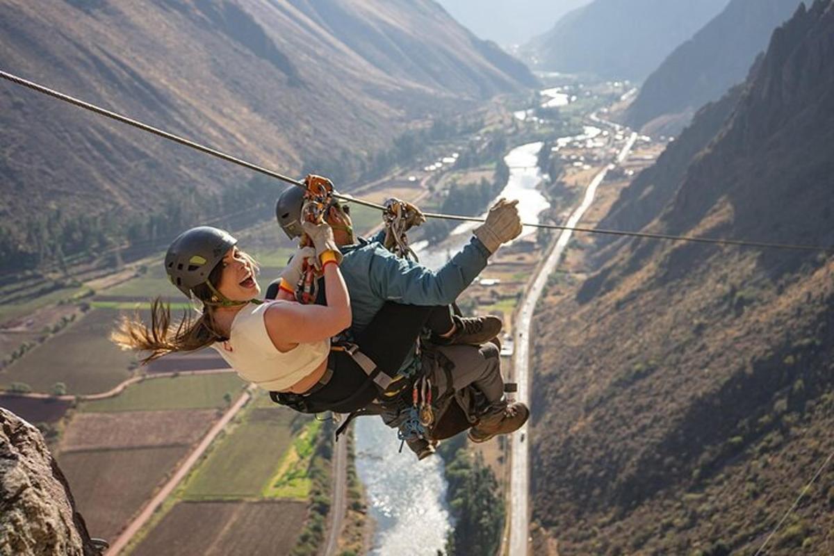seorang lelaki dan seorang wanita tergantung pada zip line