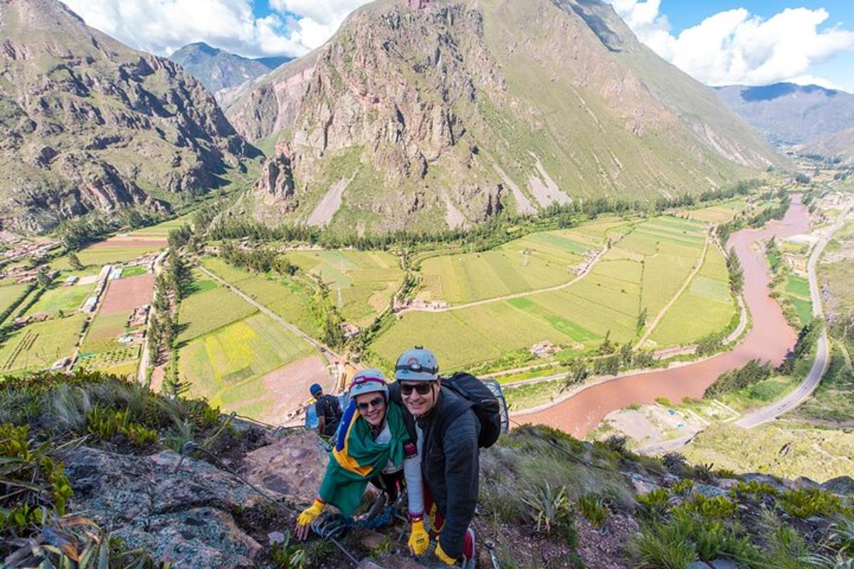 dua orang berdiri di atas gunung