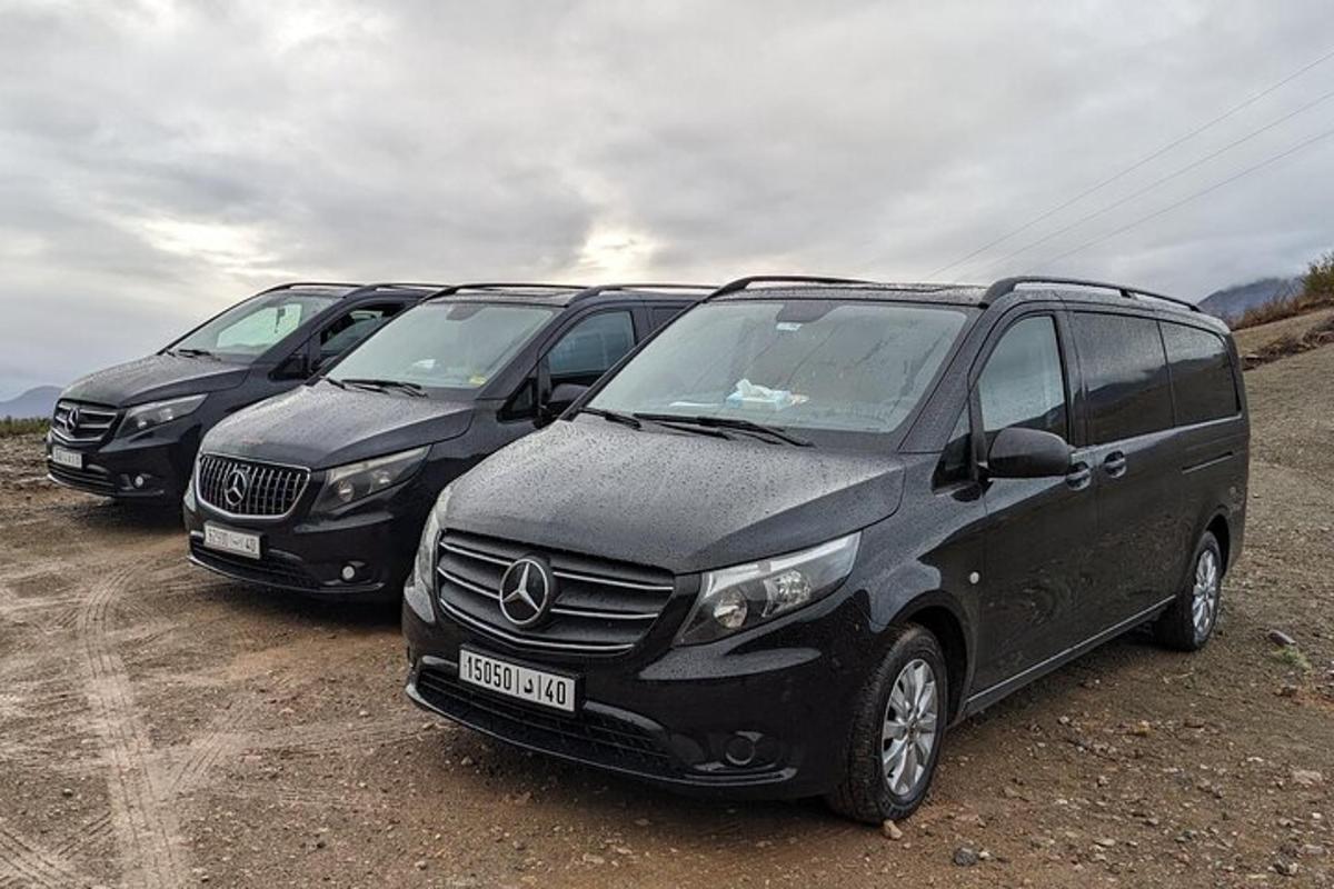 tre auto parcheggiate in fila su un campo sterrato