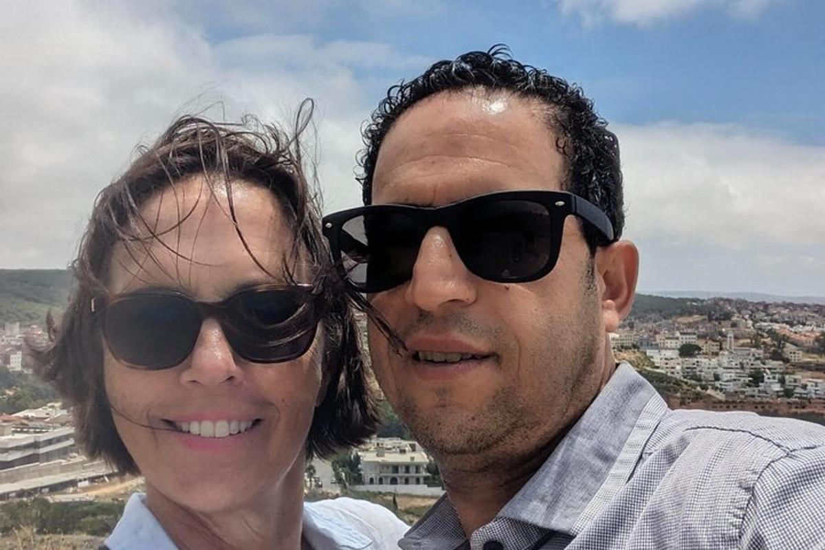 un uomo e una donna che indossano occhiali da sole posano per una foto