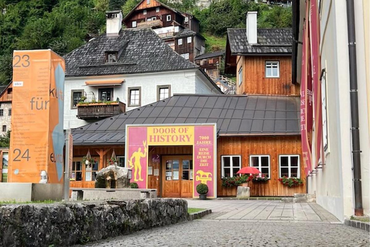 budova s růžovou cedulí před ní