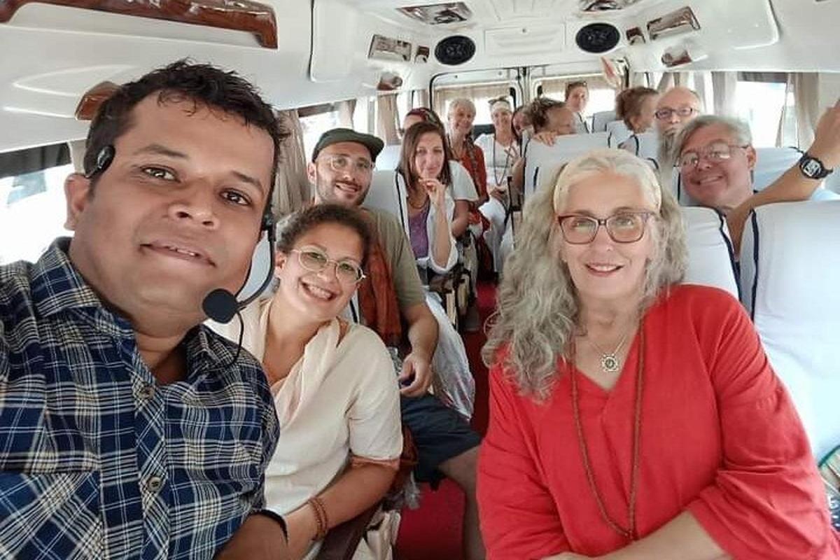 egy csoport ember ül egy buszon