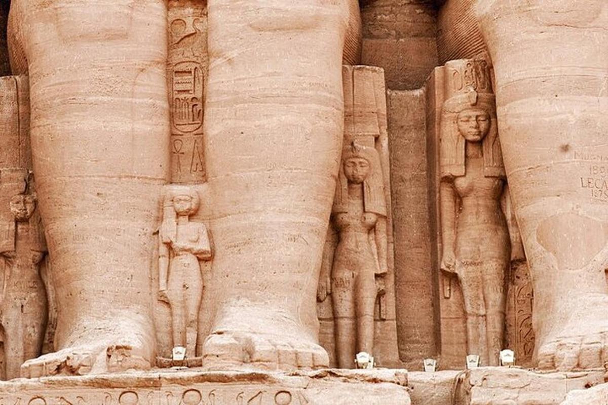 un grande edificio in pietra con statue su di esso