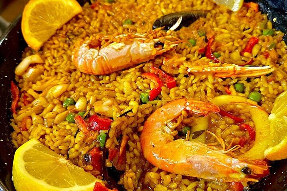 talíř jídla s krevetami, rýží a plátky citronu