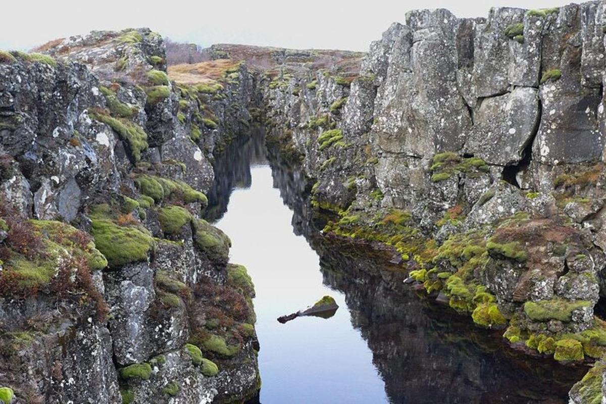 uno specchio d'acqua tra due grandi rocce