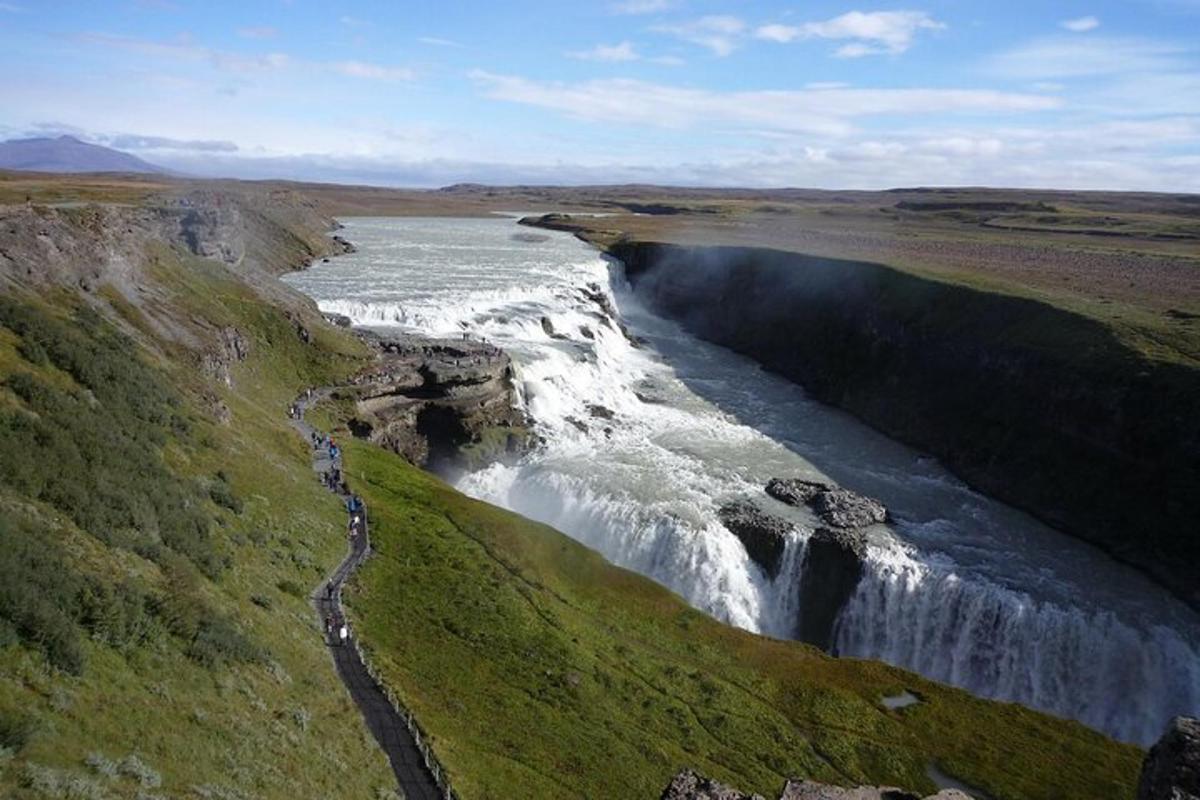 en luftfoto av en foss ved siden av en elv