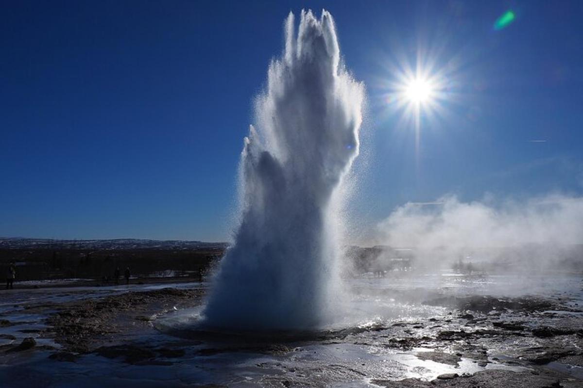 un geyser nell'acqua con il sole alle spalle