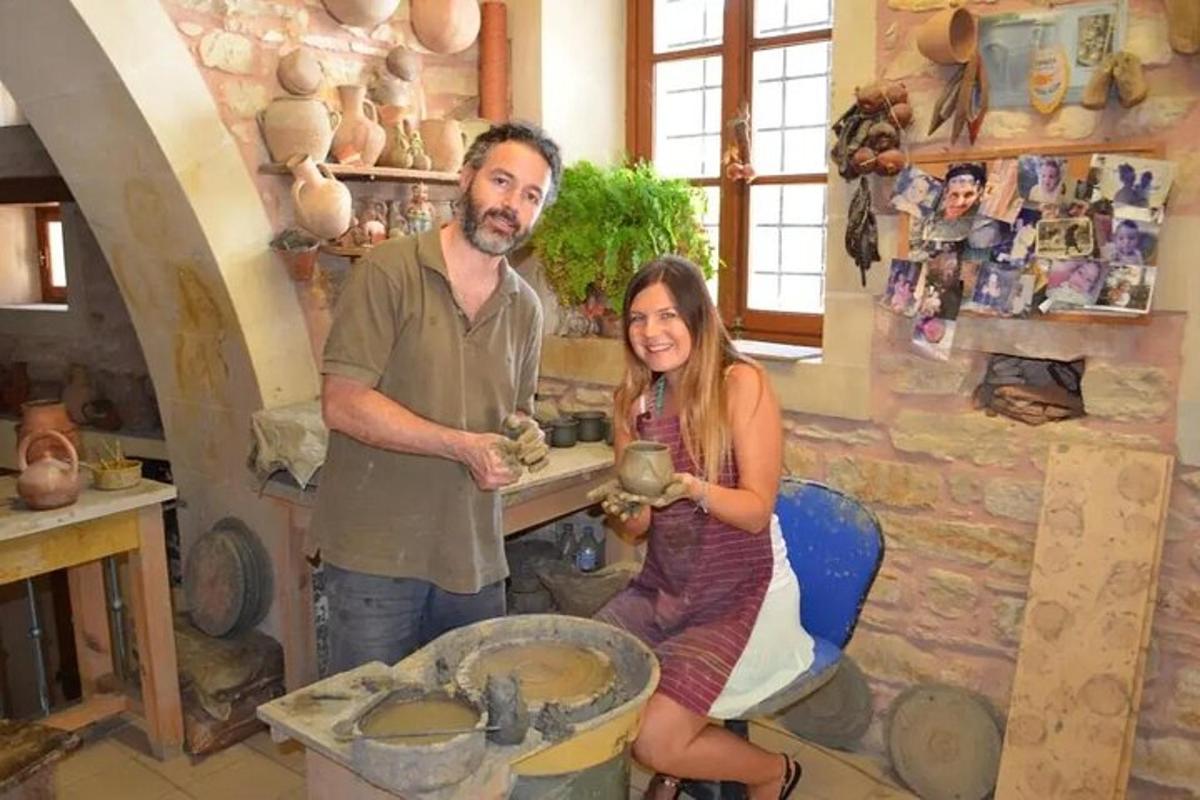muž a žena stojící v místnosti s keramikou