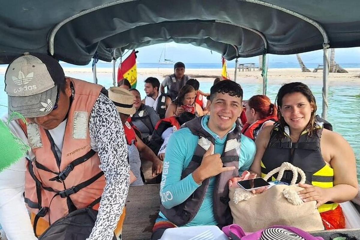 um grupo de pessoas em um barco na praia
