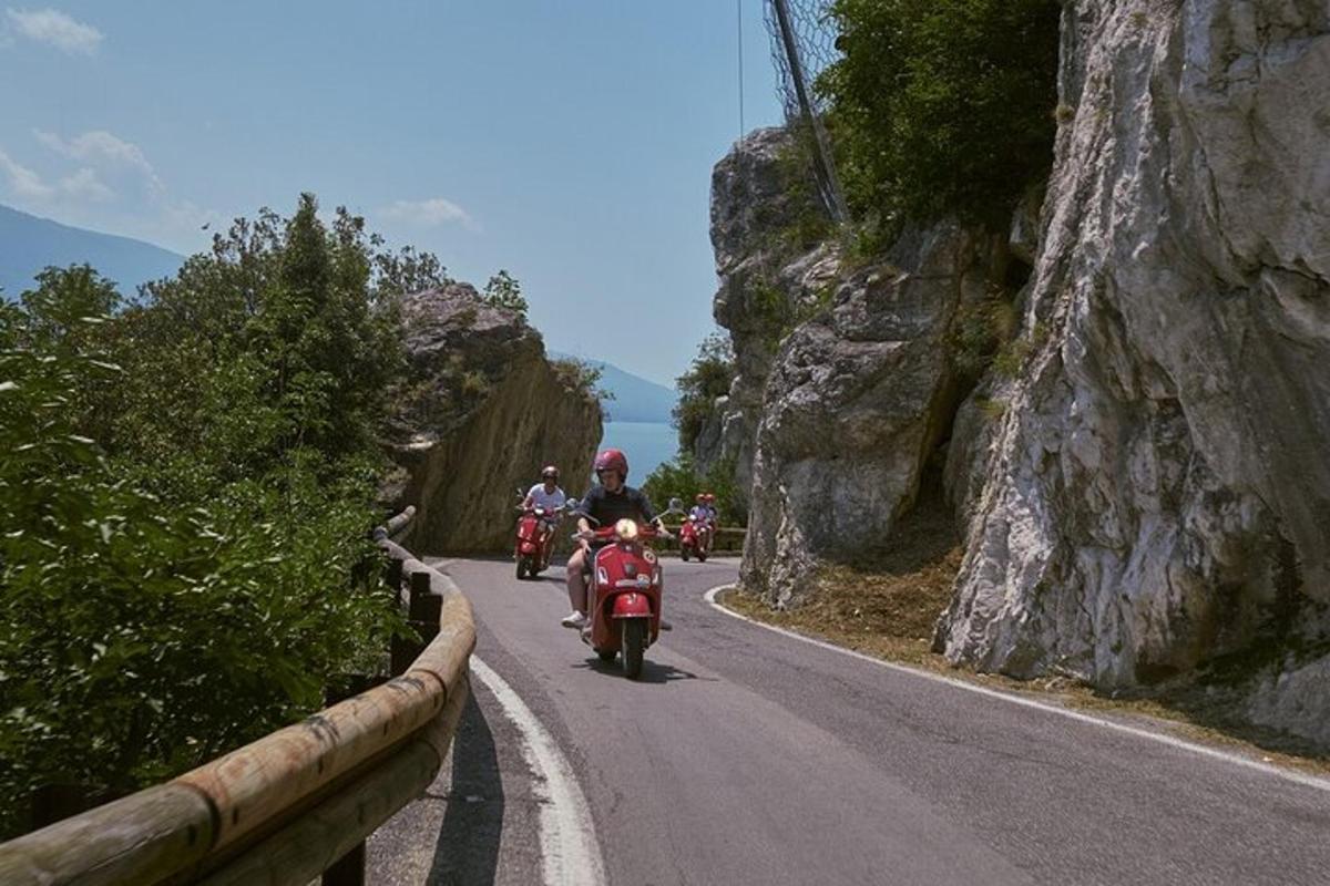 un gruppo di persone in motocicletta lungo una strada di montagna