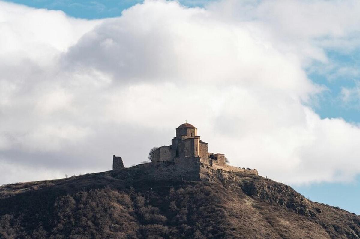 um castelo no topo de uma montanha