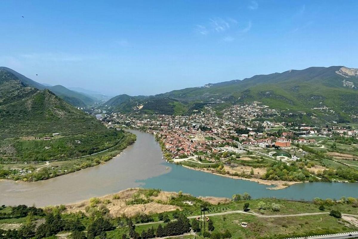 zračni pogled na reko z mestom