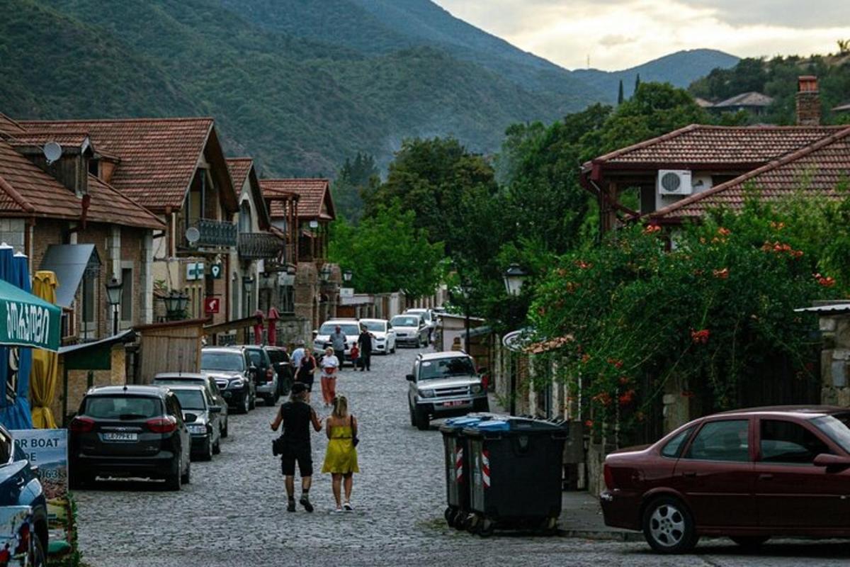 doi oameni mergând pe o stradă într-un oraș mic