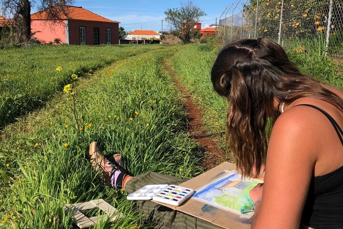 una dona està asseguda a l'herba amb un llibre