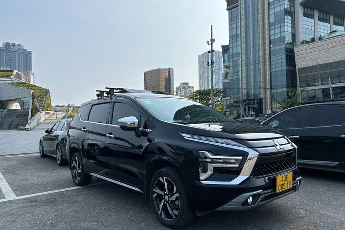 ένα μαύρο SUV παρκαρισμένο σε ένα πάρκινγκ